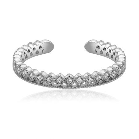 Anillo de Circonita Cúbica de Diseño Diagonal - Vista frontal del Anillo de Circonita Cúbica de Diseño Diagonal, que muestra su patrón geométrico y acabado chapado en rodio.