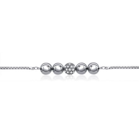 Scatto angolato del bracciale in argento con ciondolo, concentrandosi sulla sfera centrale decorativa pavimentata con zirconia cubica scintillante.