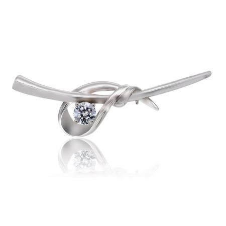 Broche de circonita cúbica con lazo atado - Vista frontal del broche de circonita cúbica con lazo atado, que muestra su acabado chapado en rodio y la piedra central brillante.