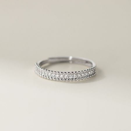 Nahaufnahme eines 925er Sterlingsilberrings mit einer doppelten Reihe von Perlen-CZ, die seinen minimalistischen Stil hervorhebt.