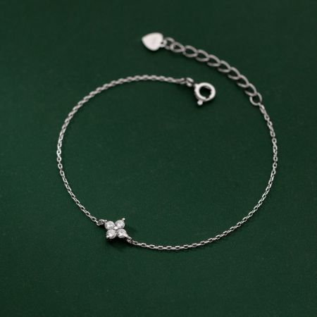 925 sterling zilveren klavertje vier bloem charm ketting armband - Een close-up van de 925 sterling zilveren klavertje vier bloem charm armband, die de delicate ketting en het gelukkige klavertje ontwerp toont.