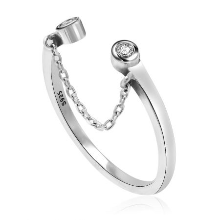 Primo piano dettagliato dell'anello a catena pendente in CZ, che mostra il marchio in argento sterling S925 e l'ottima lavorazione della catena e della montatura della pietra.