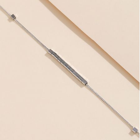 ユニークなグリッドパターンの中央要素を持つスターリングシルバーブレスレットの詳細ビュー。