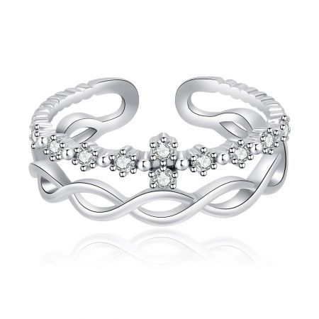 Vlechtweefster CZ Ring - Vooraanzicht van de Vlechtweefster CZ Ring, die de met elkaar verweven rhodium-geplateerde band en sprankelende cubic zirconia stenen toont.