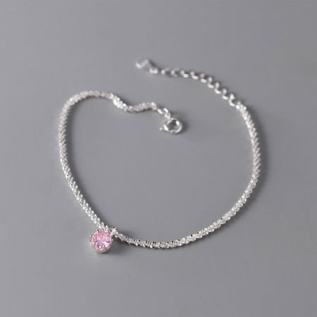 Detaillierte Ansicht des 925er Silberarmbands mit einem zarten rosa Zirkonstein.