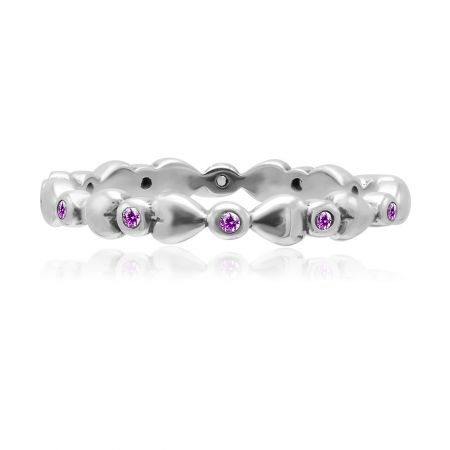 Anneau en argent plaqué cœur. - Vue de face de l'anneau en argent plaqué cœur, mettant en valeur son motif de maillons en forme de cœur continu et une pierre centrale en zircon cubique rose sur une bande en argent sterling 925.