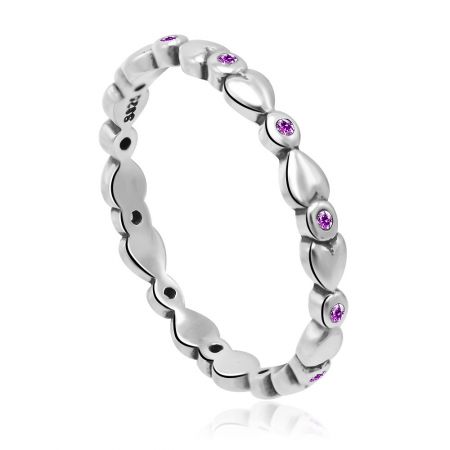 Primer plano detallado del Anillo de Enlace en Forma de Corazón Baño de Plata, destacando el diseño entrelazado y el acabado pulido.