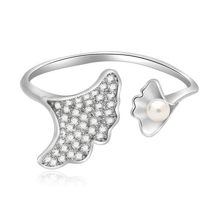 En komplementär armbanddesign med stjärn- och blommor charm med en pärla, som visar kollektionens stil.