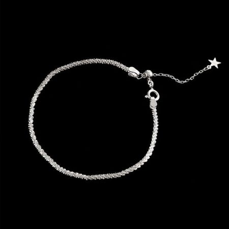 925 Sterling Zilveren Crystal Bling Ketting Armband - Een close-up van een 925 sterling zilveren armband uit de crystal bling kettingcollectie, die de gedetailleerde textuur van de schakels en een ster charm toont.