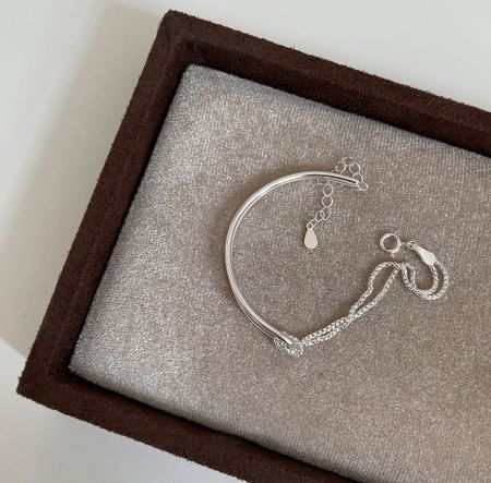 925 Sterling Zilveren Ketting Cuff Armband - Een 925 Sterling Zilveren Ketting Cuff Armband met een delicate druppel charm, elegant weergegeven in een bruine sieradenbox. Een groothandelsstuk van JR Fashion Accessories.