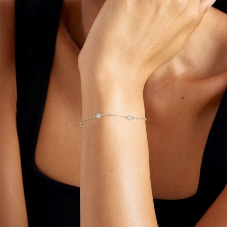 Una imagen del producto de la pulsera de circonitas plateada contra un fondo neutro.