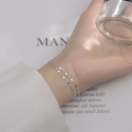 Modèle portant la version en argent du bracelet en chaîne à deux couches.
