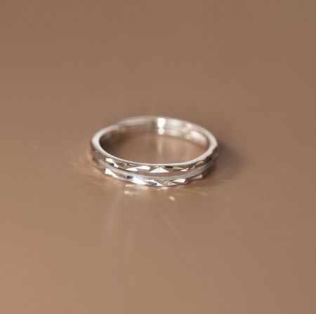 Vue en gros plan de l'anneau simple facetté en argent sterling 925 avec finition argent.