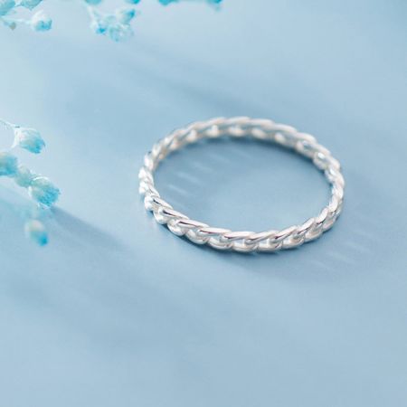 세밀한 브레이드 텍스처로 아름답게 제작된 스털링 실버 반지.
