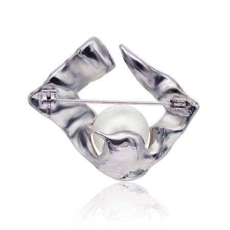عرض جانبي ل brooch اللؤلؤ الصناعي المصقول، يظهر عمق السطح المموج المطلي بالروديوم.