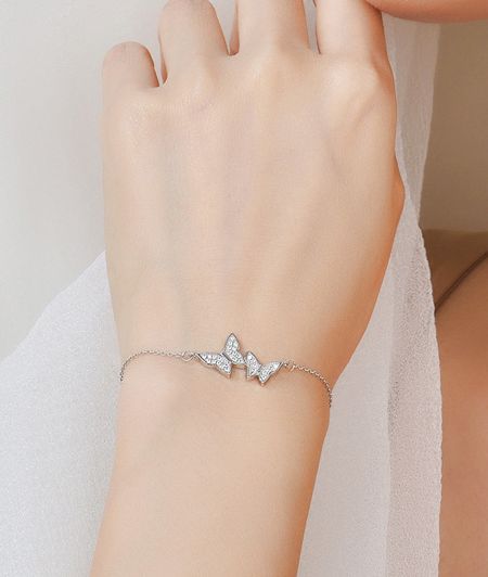 Un modelo que lleva la elegante pulsera de mariposa de plata esterlina 925.