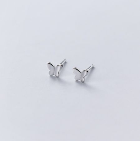Boucles d'oreilles en argent sterling 925 en forme de papillon - Une paire de boucles d'oreilles en argent sterling 925 en forme de papillon sur un fond blanc, mettant en valeur leur design détaillé.
