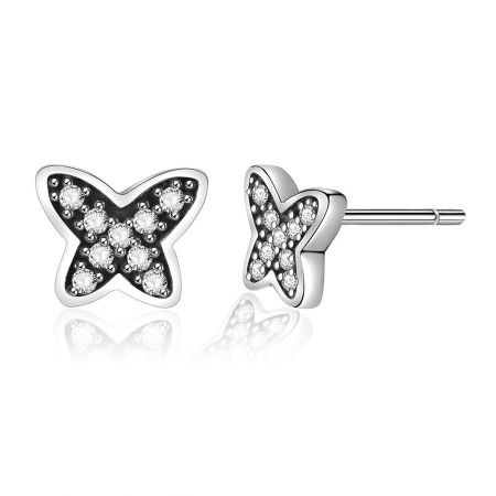 Une vue en angle des boucles d'oreilles en argent en forme de papillon, mettant en valeur l'éclat des pierres précieuses transparentes.