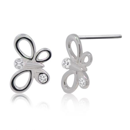 Vue détaillée des petites boucles d'oreilles en forme de papillon Queen mettant en valeur les brillantes pierres en zircon cubique.