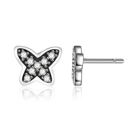 Une paire de boucles d'oreilles en argent en forme de papillon moderne ornées de brillants pierres en zirconia blanc.