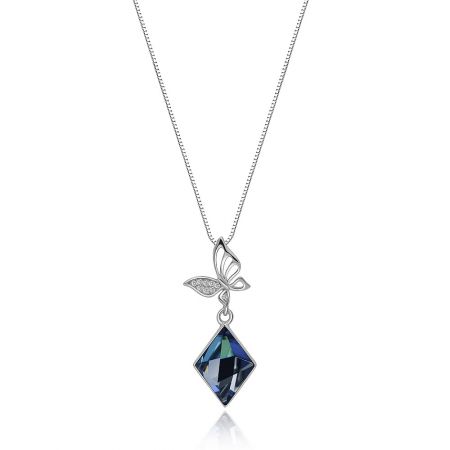 Collar de Mariposa con Cristal Swarovski Azul - Un impresionante collar de mariposa de plata esterlina 925 que presenta un colgante de cristal Swarovski azul vibrante sobre un fondo blanco.