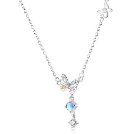 Collar de Mariposa CZ Bonita Regalos de Graduación en Plata 925. - Un collar de plata esterlina 925 del Conjunto de Collares de Mariposa CZ Bonita, con un delicado colgante de mariposa con piedras de circonio cúbico multicolores brillantes sobre un fondo blanco limpio. Perfecto como regalo de graduación.
