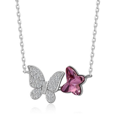 Foto detalhada do pingente de borboleta gêmea, mostrando o acabamento pavé em uma borboleta e o cristal rosa facetado na outra.