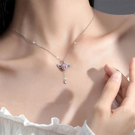 Volledig uitzicht op de ketting van sterling zilver met zijn hart- en engelenvleugelhanger.