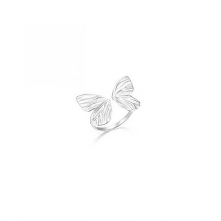 Bague en argent sterling 925 en forme de papillon - Un gros plan détaillé d'une bague en argent sterling 925 en forme de papillon avec des ailes texturées sur un fond blanc.