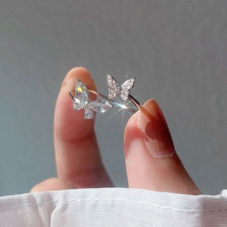 Bague ouverte papillon en argent sterling 925 avec zirconia cubique. - Bague ouverte papillon ajustable en argent sterling 925 avec des accents de zirconia cubique scintillants sur un fond neutre.