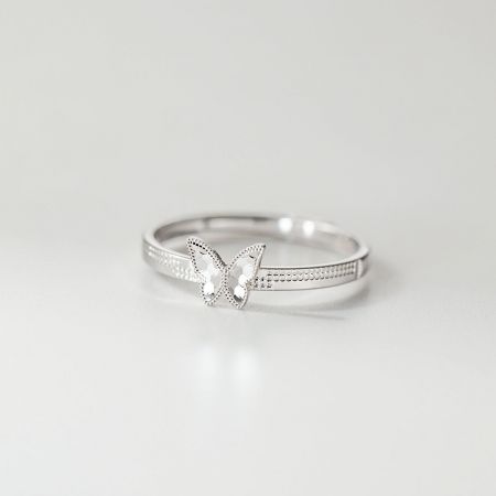 Gedetailleerd uitzicht op de 925 sterling zilveren vlinder ring, die de strakke lijnen en minimalistische esthetiek voor groothandel sieradencollecties benadrukt.