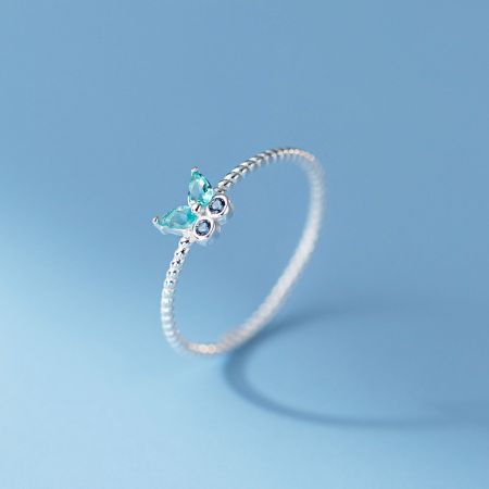 Gedetailleerd uitzicht op de 925 zilveren vlinder ring met levendige blauwe edelstenen.