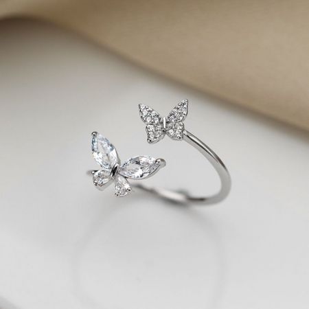 Detalle en primer plano del pavé y la zirconia cúbica marquesa en el anillo de mariposa de plata esterlina.