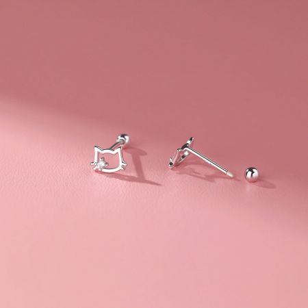 Une photo détaillée des boucles d'oreilles en argent en forme de chat, montrant le tige et l'arrière en papillon.