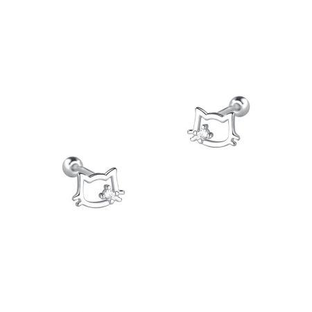Les boucles d'oreilles en argent sterling en forme de chat stylisées avec des accessoires de Noël festifs, mettant en avant leur charme en tant que cadeau de vacances pour les amoureux des animaux.