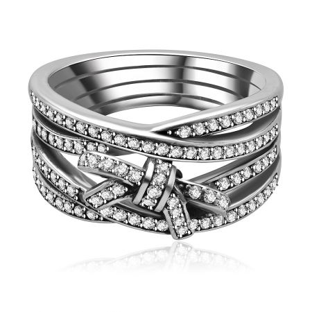 Bague Blossom en argent sterling 925 avec zircon cubique - Vue détaillée de la bague Blossom en argent sterling 925, mettant en avant son design floral complexe avec des zircons cubiques étincelants sertis dans de l'argent oxydé.