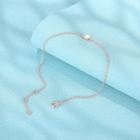 Primo piano della chiusura regolabile sul bracciale a catena argentata.