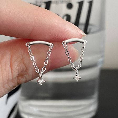 La variante argento degli orecchini a catena a frange con dettagli di cristallo scintillanti.