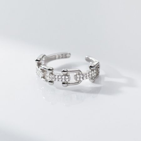 Another stunning U-link chain ring from the collection, shown from a different angle to display its craftsmanship.