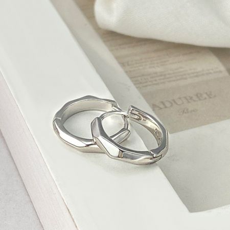 Profilo laterale dell'orecchino huggie ottagonale in argento sterling.