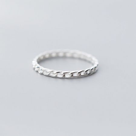 Set di 5 anelli a catena semplici in argento sterling 925 squisiti - Primo piano di un anello in argento sterling 925 con un semplice ed elegante design a catena, parte di un versatile set di cinque.