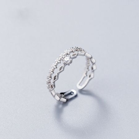 Anelli regolabili in argento S925 con zirconia CZ a forma di fiore (set di 5) - Un primo piano di un anello regolabile in argento sterling S925 con un intricato design a forma di fiore in pizzo e una pietra centrale in zirconia cubica.
