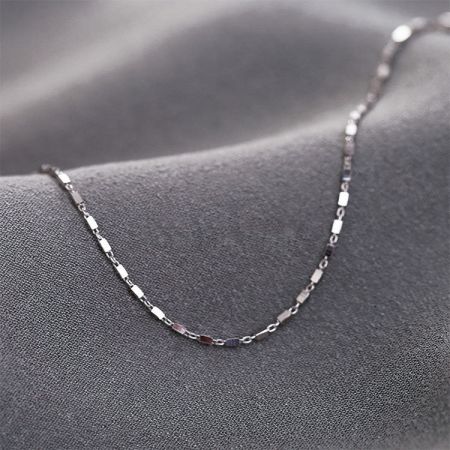 Primer plano detallado de la pulsera de cadena de geometría cuadrada de plata esterlina 925 con un acabado plateado.