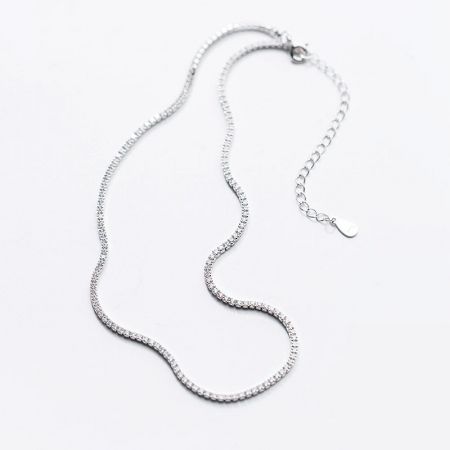 Vue détaillée de la chaîne de tennis en argent sterling, montrant le sertissage complexe des zircons de 2 mm.