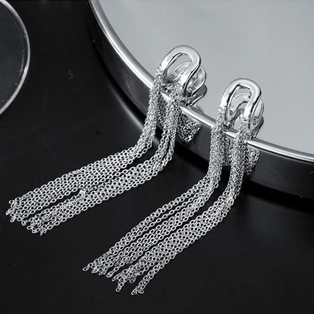 Een paar sterling zilveren kettingtassel oorbellen op een witte ondergrond.