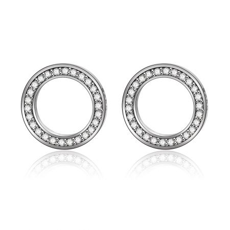 Boucles d'oreilles en argent étincelant en forme de cercles - Vue de face des boucles d'oreilles en argent étincelant en forme de cercles, mettant en valeur le design circulaire en argent sterling 925 délicatement serti de zircon cubique blanc.