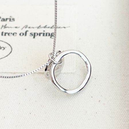Photo produit d'un collier en argent sterling avec un pendentif circulaire simple.