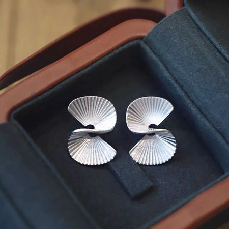 Orecchini a perno a forma di ventaglio a arco S in argento sterling 925 (5 paia) - Un paio di orecchini a perno a forma di ventaglio a arco S in argento sterling 925 elegantemente esposti in una scatola di gioielli marrone con interno in velluto nero.