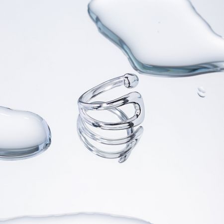 Um anel moderno de aço inoxidável com uma forma de espiral elegante.