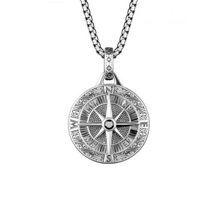Collar de brújula Sunburst para hombres - Un primer plano detallado del collar de brújula Sunburst para hombres, mostrando los detalles grabados en el colgante de acero inoxidable plateado.